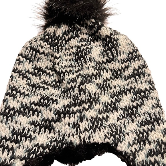 Chunky Knit Emoji Tassled Beanie Black & White Girls OS Hat - Picture 5 of 9